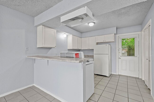 302 N Race St-Unit -Unit C in Everman, TX - Building Photo - Building Photo