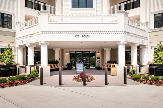 Carlow in Hauppauge, NY - Foto de edificio - Building Photo