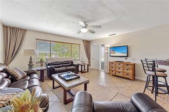 4802 Tudor Dr in Cape Coral, FL - Foto de edificio - Building Photo