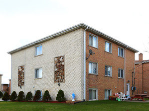 9575 Maple Dr in Des Plaines, IL - Building Photo - Building Photo