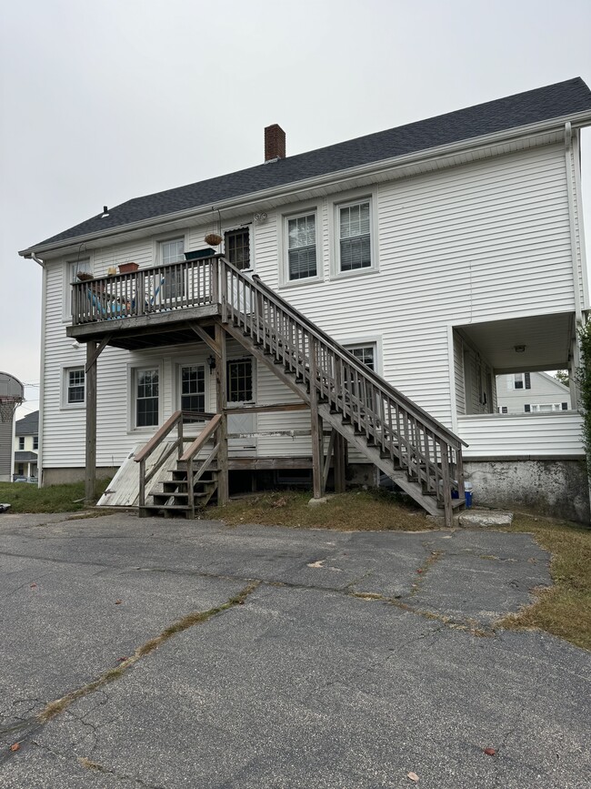 21 Brenden St in Westerly, RI - Foto de edificio - Building Photo