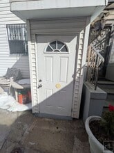 335 Jerome St, Unit 1 in Brooklyn, NY - Foto de edificio - Building Photo