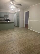 2210 Greencrest Dr in San Antonio, TX - Foto de edificio - Building Photo