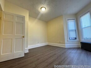 81 Ruthven St, Unit 1 in Boston, MA - Foto de edificio - Building Photo