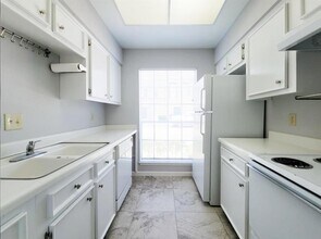 7700 Creekbend Dr in Houston, TX - Building Photo - Building Photo