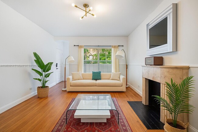 1521 Meridian Ave in Miami Beach, FL - Building Photo - Building Photo