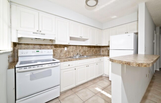 2723 Griffin Rd in Dania Beach, FL - Building Photo - Building Photo