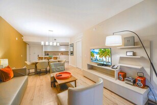 4111 S Ocean Dr in Hollywood, FL - Building Photo