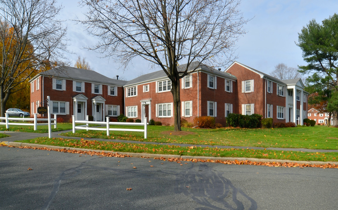 Arms Apartments in West Springfield, MA - Foto de edificio