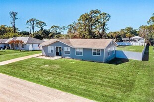 323 Greenwood Ave in Lehigh Acres, FL - Building Photo