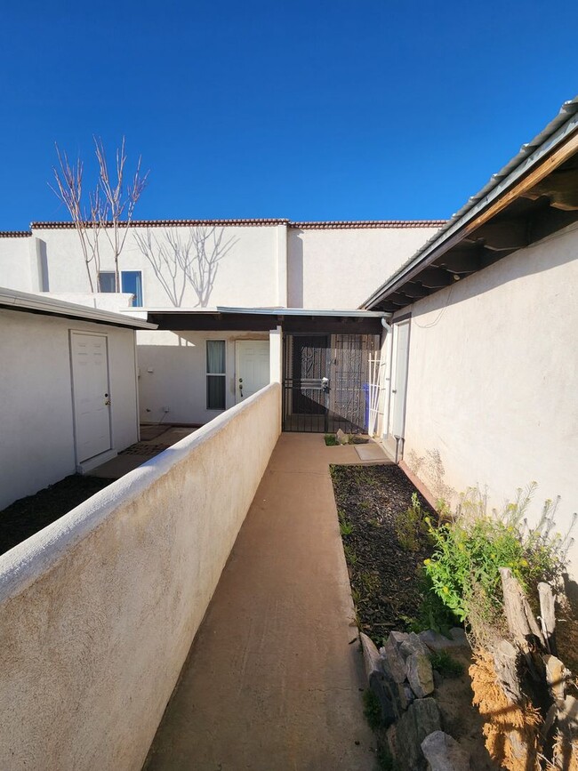 1238 N Triviz Dr in Las Cruces, NM - Building Photo - Building Photo