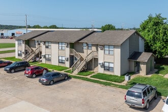 Sullivan's Landing in Sand Springs, OK - Foto de edificio - Building Photo