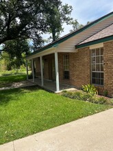 412 Old Hwy 171 in Moss Bluff, LA - Foto de edificio - Building Photo