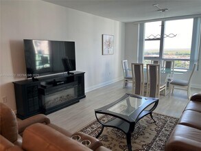 2681 N Flamingo Rd in Plantation, FL - Building Photo - Building Photo