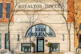 Royalton Towers in Chicago, IL - Foto de edificio - Building Photo