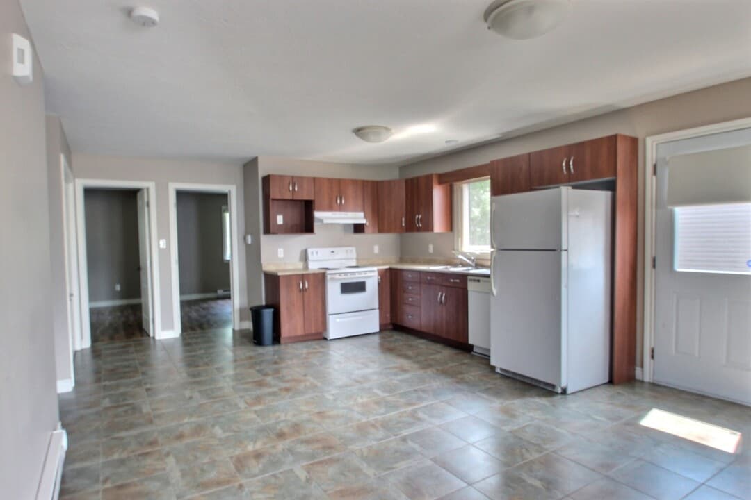 236 LonsdaleUnit b in Moncton, NB - Building Photo