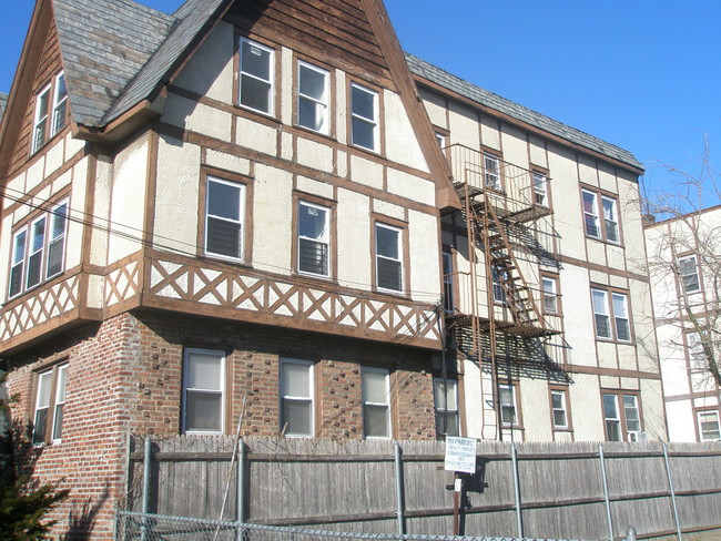 699 School St in Baldwin, NY - Building Photo - Building Photo