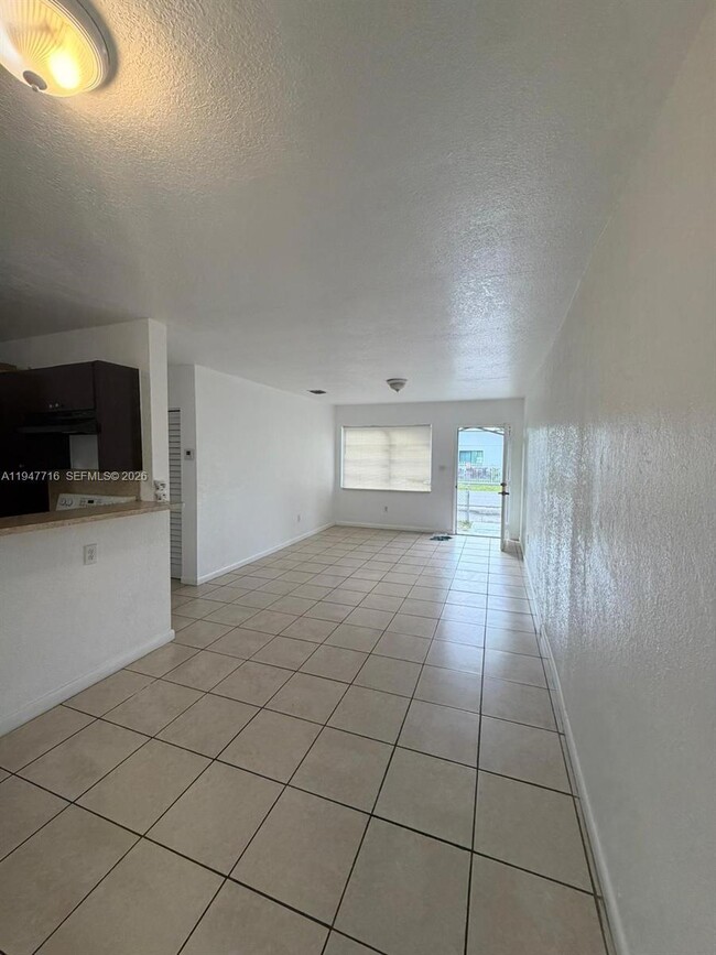 3041 NW 52nd St in Miami, FL - Building Photo - Building Photo