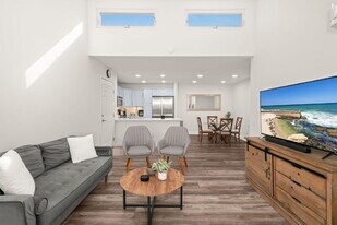 5252 Balboa Arms Dr in San Diego, CA - Building Photo