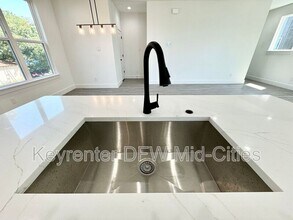 7318 Uloho Wy in Dallas, TX - Building Photo - Building Photo