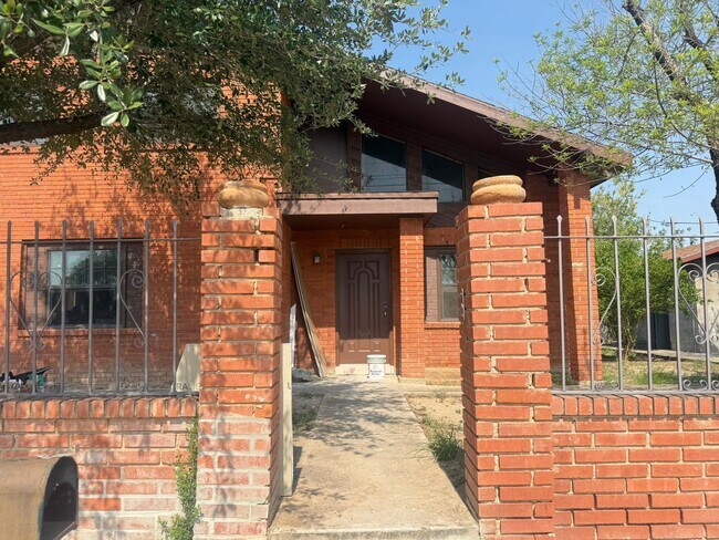 419 W Travis St in Laredo, TX - Building Photo - Building Photo