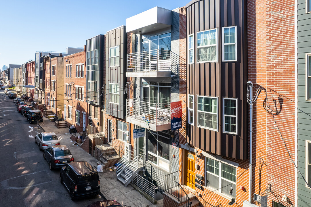 1946 N Gratz Street in Philadelphia, PA - Building Photo