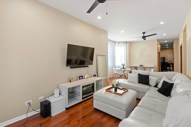 2028 N Hamlin Ave, Unit 2 in Chicago, IL - Building Photo - Building Photo