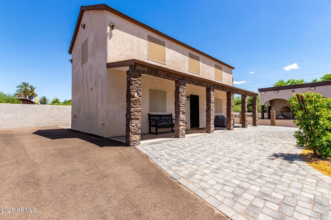 2056 W Dobbins Rd in Phoenix, AZ - Foto de edificio - Building Photo