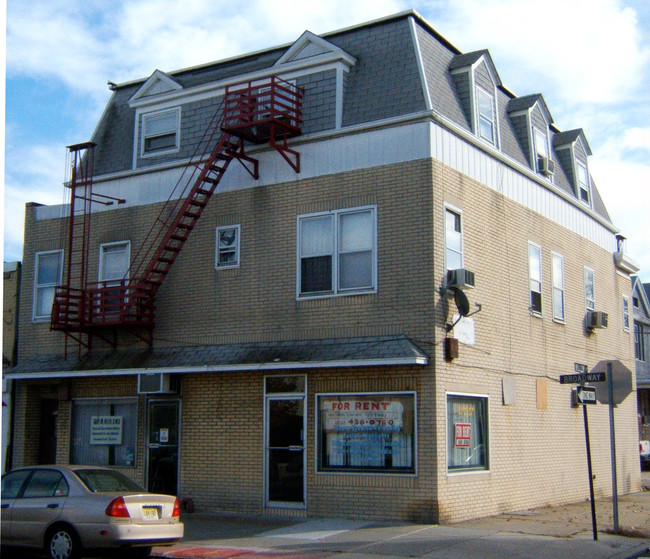 718 Broadway in Bayonne, NJ - Foto de edificio - Building Photo