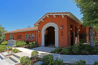 Colonia San Martin in Sacramento, CA - Foto de edificio - Building Photo