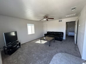 1352 Fitzgerald Ln in Hanford, CA - Building Photo - Building Photo