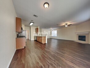 221 Covent Dr in Kyle, TX - Foto de edificio - Building Photo