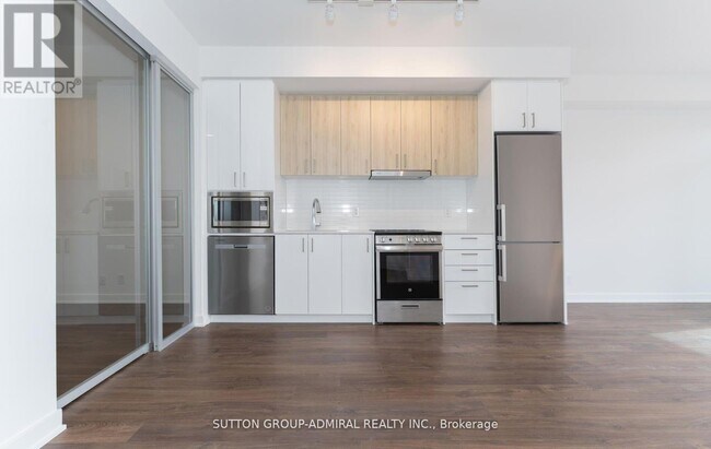 30 Upper Mall Wy in Vaughan, ON - Building Photo - Building Photo