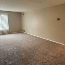 21921 River Oaks Dr in Rocky River, OH - Building Photo - Building Photo
