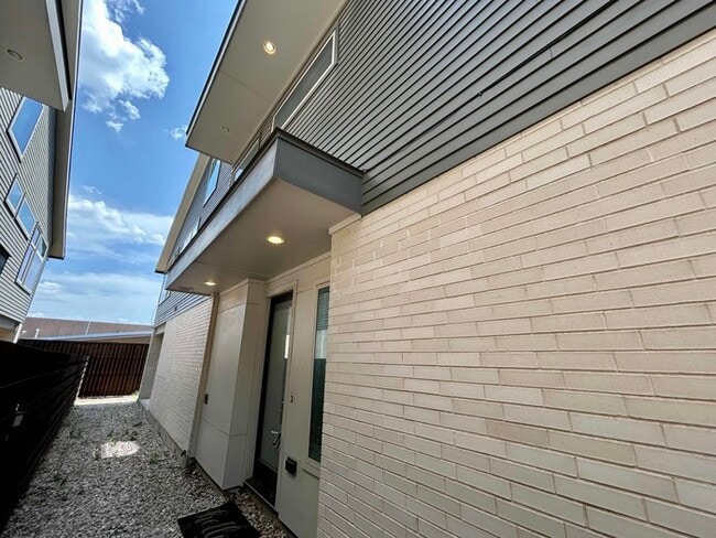 2204 Lola Ct in Dallas, TX - Building Photo - Building Photo