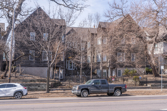 2406 Lyndale Ave S in Minneapolis, MN - Foto de edificio - Building Photo