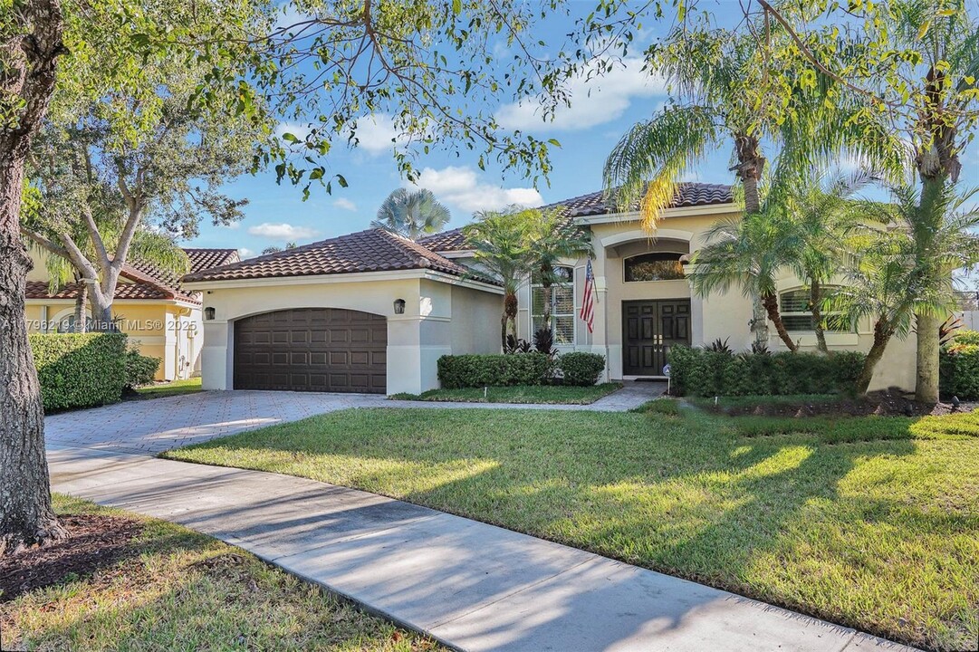 648 Lake Blvd in Weston, FL - Building Photo