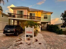 2579 Third St in Matlacha, FL - Building Photo