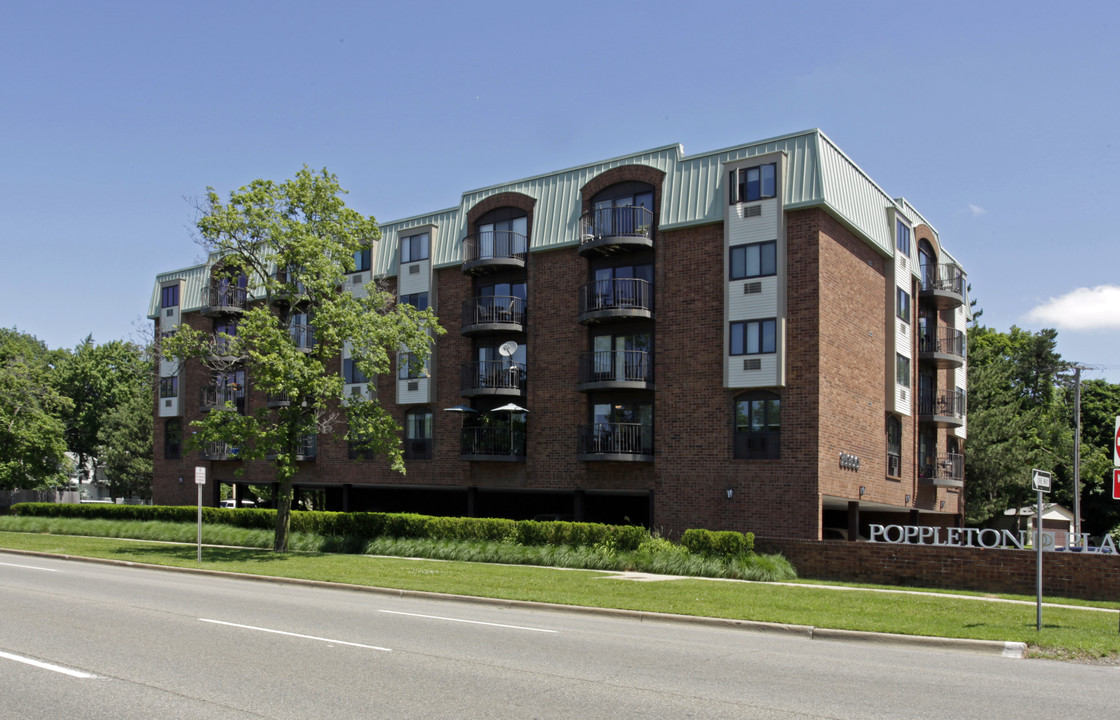 Poppleton Place Condos in Birmingham, MI - Foto de edificio