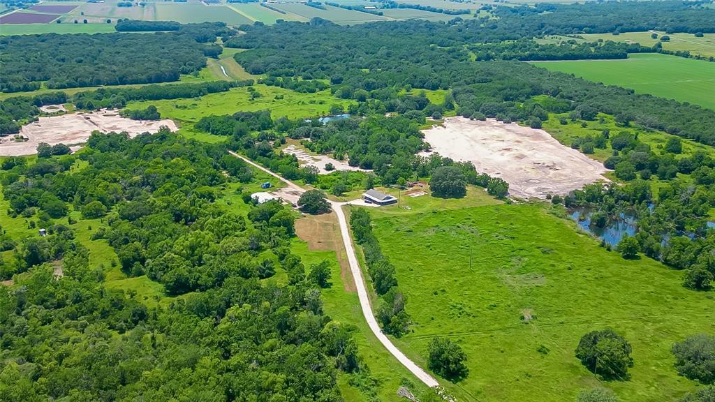 21910 Rycade School Rd in Damon, TX - Building Photo