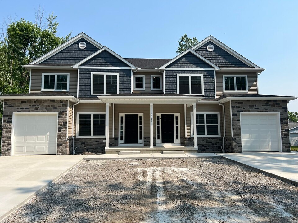 6066 New Taylor Rd, Unit A in Orchard Park, NY - Foto de edificio