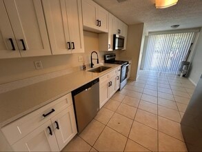 7826 40th Avenue Dr W in Bradenton, FL - Foto de edificio - Building Photo