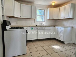 461 Elson St in Magnolia, OH - Foto de edificio - Building Photo