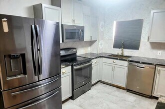 5560 Kelly Dr N, Unit KELLY DR in St. Petersburg, FL - Foto de edificio - Building Photo
