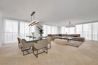 9559 Collins Ave in Surfside, FL - Foto de edificio - Building Photo