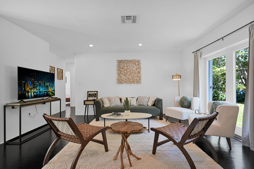 4121 Woodridge Rd in Miami, FL - Building Photo