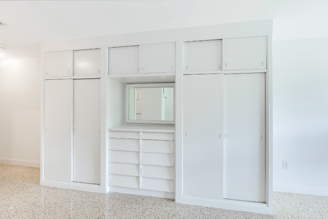 33 Salamanca Ave in Coral Gables, FL - Building Photo - Building Photo