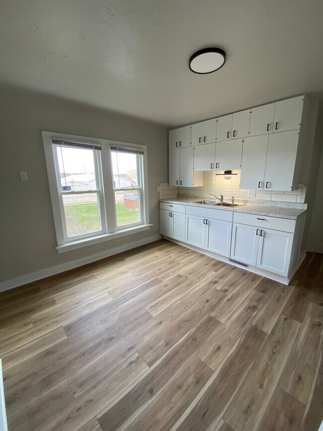 1208 N Sawyer St, Unit A in Oshkosh, WI - Building Photo - Building Photo
