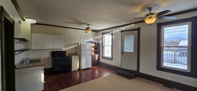 102 S Main St in Harrisville, PA - Building Photo - Building Photo