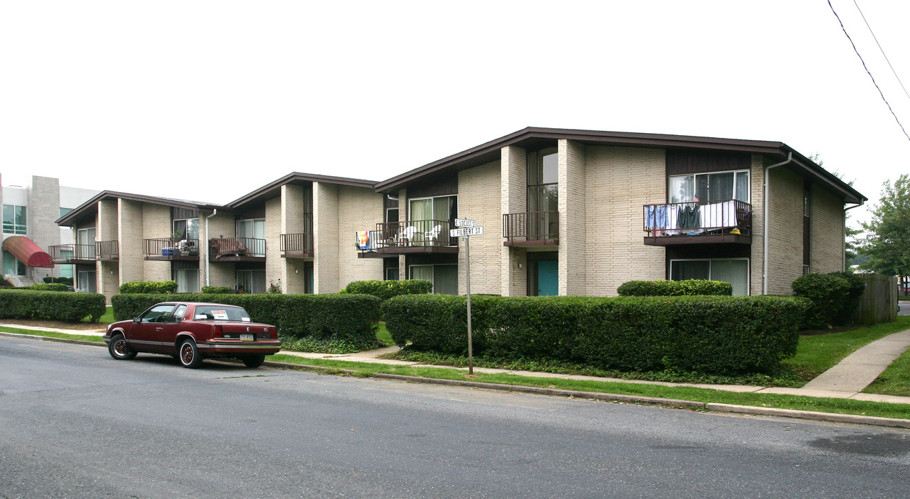 100 S Filbert St in Mechanicsburg, PA - Building Photo